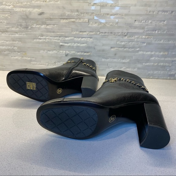 Chanel Short Boots with gold chain - Picture 4 of 12